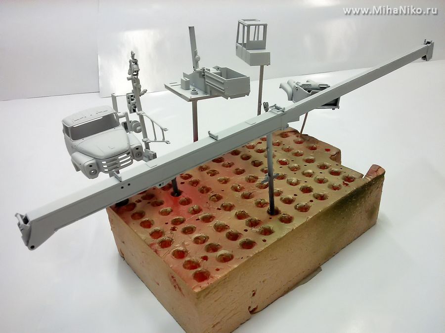 Прогрунтованные детали из набора для сборки крана КС-3575А