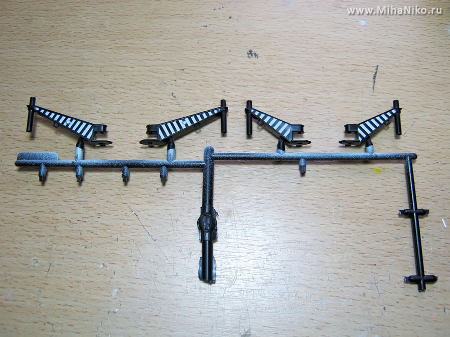 Опоры крана окрашены в полоску