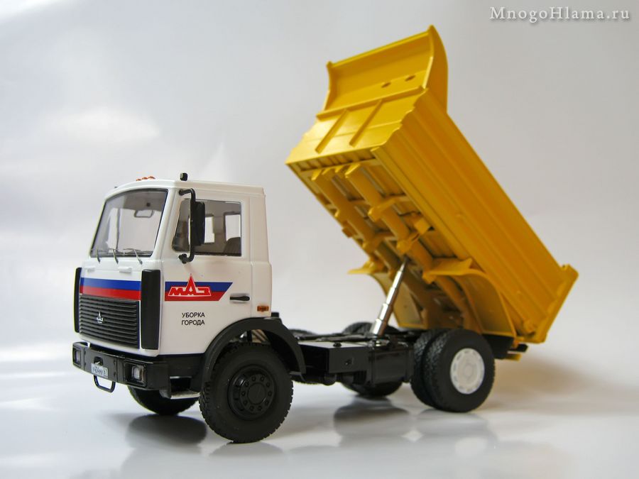 Самосвал МАЗ-5551 с поднятым кузовом