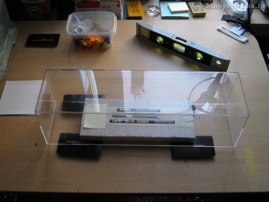 Шильдики прикрыты коробом от пыли