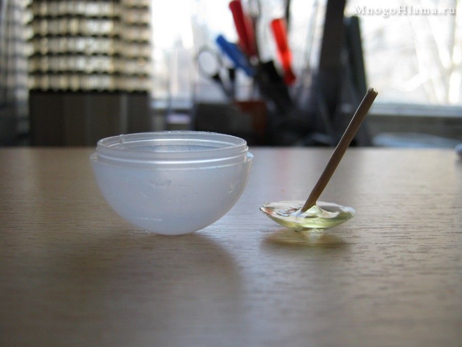 Застывшая в стаканчике эпоксидная смола