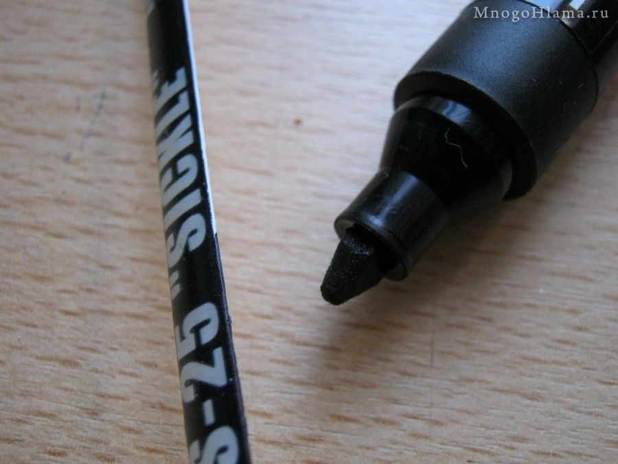 Закрашиваем маркером белый торец таблички