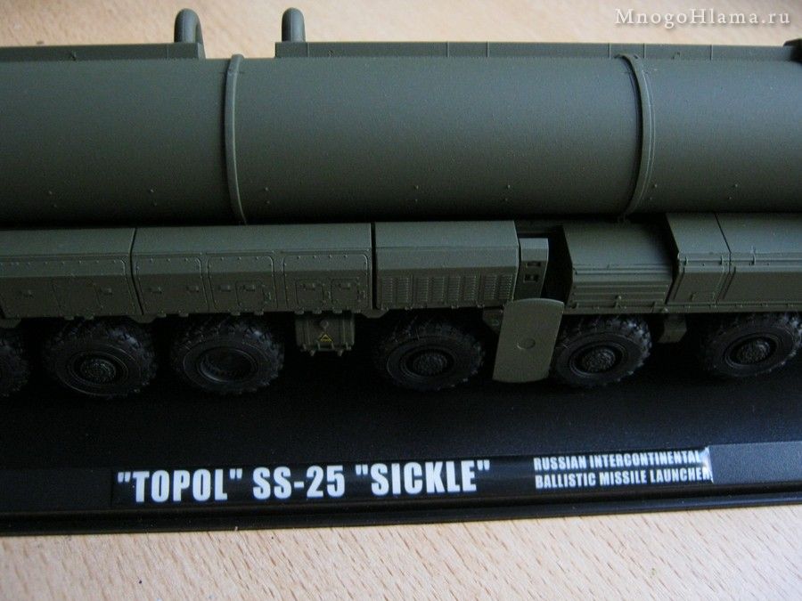 Самодельная табличка на подставке с моделью