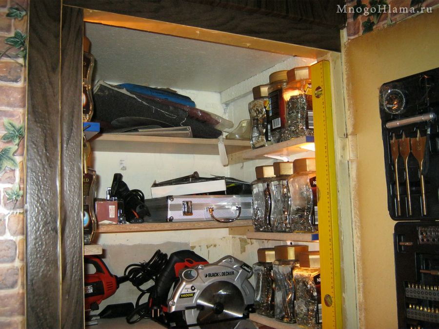 Инструменты в шкафу