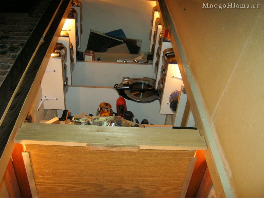 Выдвижная полка в инструментальном шкафу