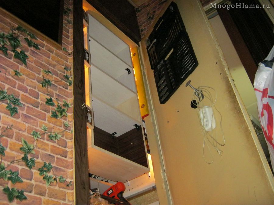 Ящик для инструментов установлен в шкаф