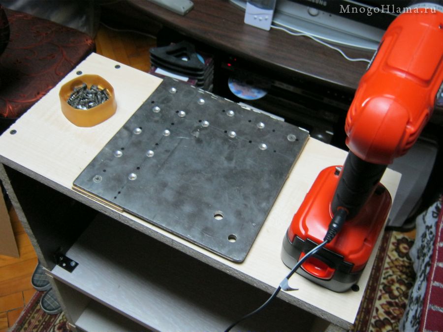 Прикручиваем железную основу к деревянному ящику с инструментами
