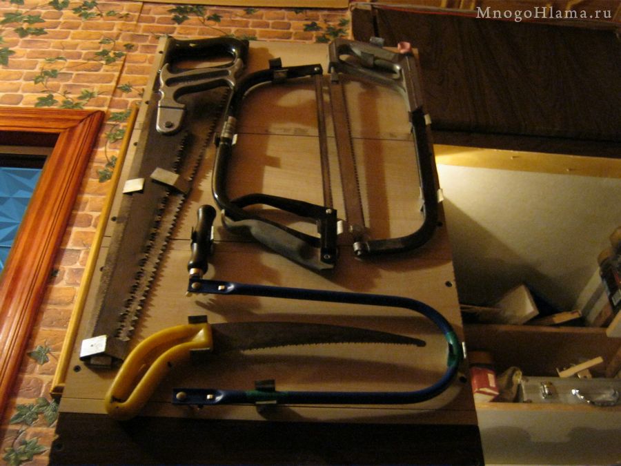 Крепление ножовок и прочего инструмента на ящике