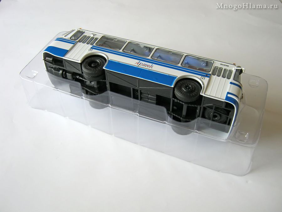В коробке ЛАЗ-695Н Артек Советский автобус 1:43
