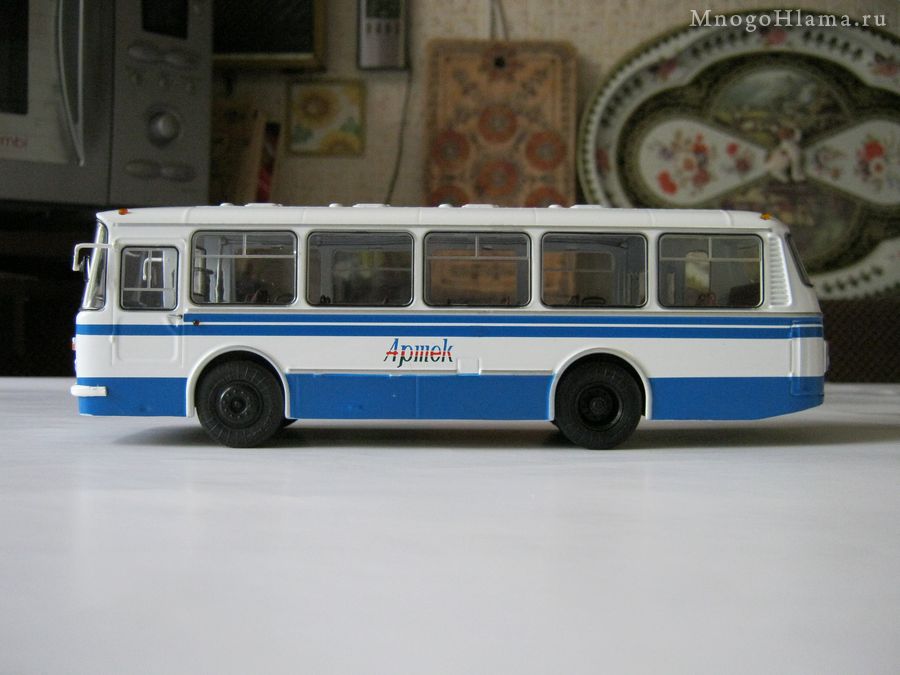 ЛАЗ-695Н автобус Артек 1:43