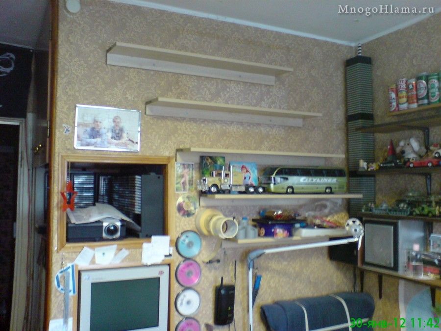 Старые полки на стене