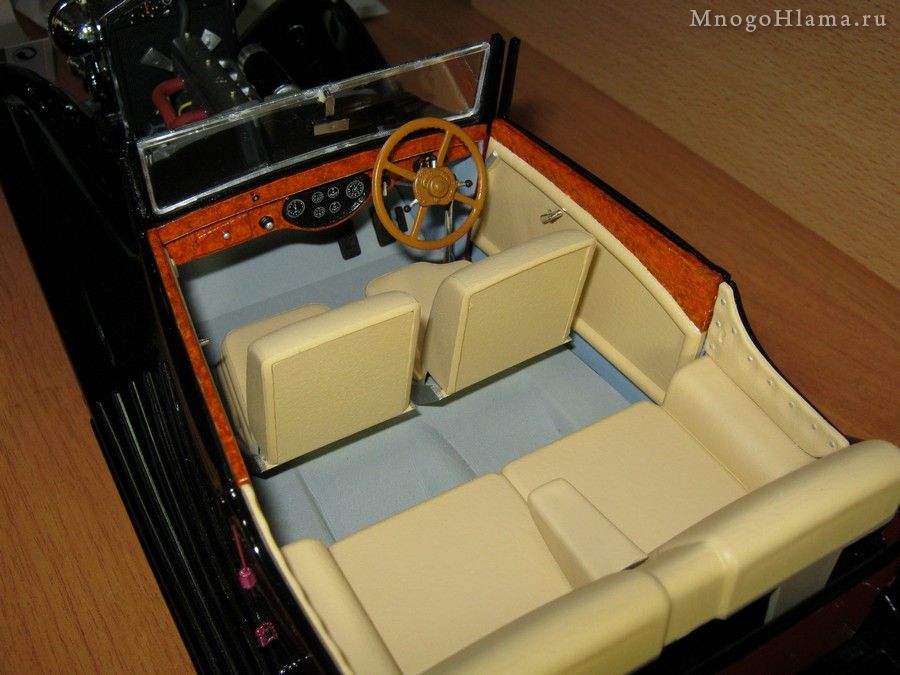Кабина Rolls-Royce Phantom II Continental