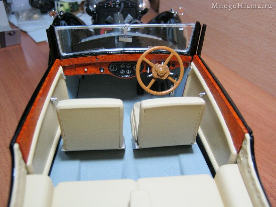 Кабина, руль Rolls-Royce Phantom II Continental