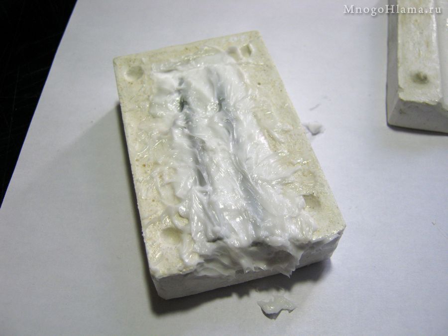 Детали обмазаны силиконом и уложены в гипсовое ложе