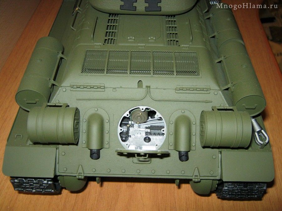 Открытый люк моторного отсека