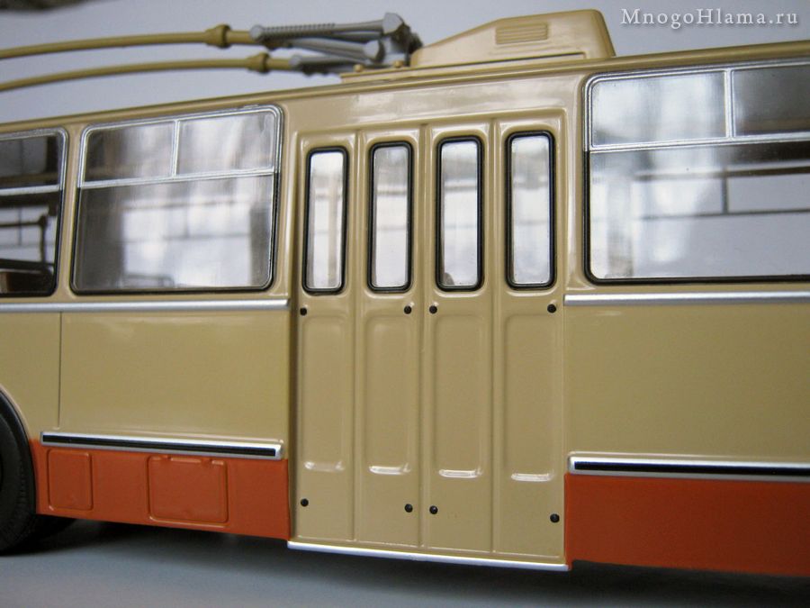 Средняя дверь троллейбуса ЗиУ-9 1:43 SSM